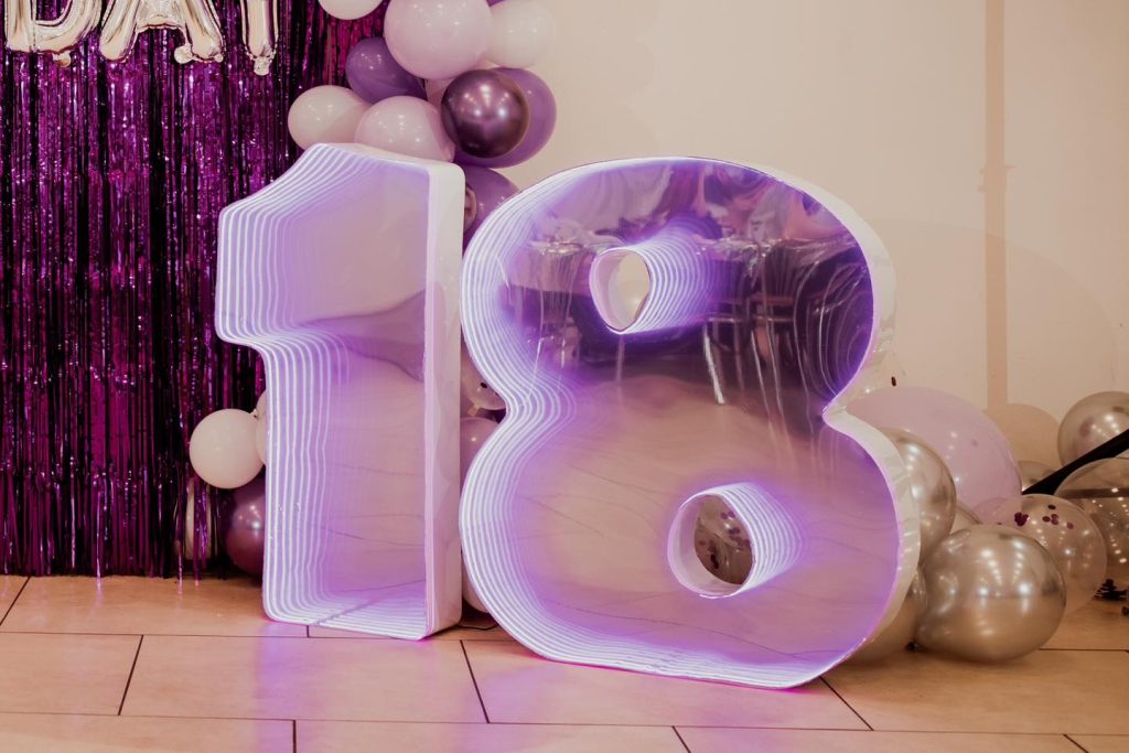 💜 18. urodziny Oliwii – fioletowa ścianka balonowa z podświetlaną cyfrą INFINITY MIRROR Świecąca cyfra LED 18 – dekoracja na 18 urodziny Oliwii