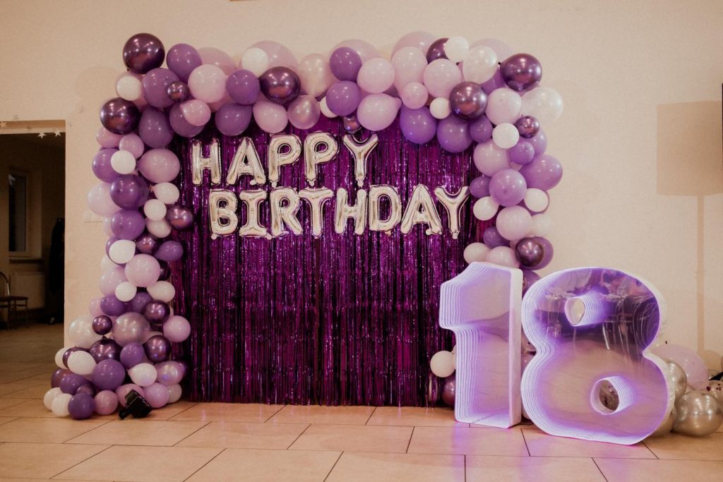 💜 18. urodziny Oliwii – fioletowa ścianka balonowa z podświetlaną cyfrą INFINITY MIRROR Fioletowa ścianka balonowa z cyfrą 18 LED