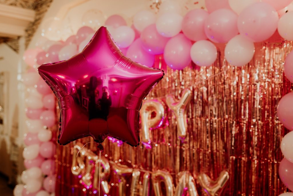 🎉 Dekoracja na 18. urodziny – różowo-złota ścianka balonowa z personalizacją Balonowa ścianka do zdjęć – elegancka dekoracja urodzinowa