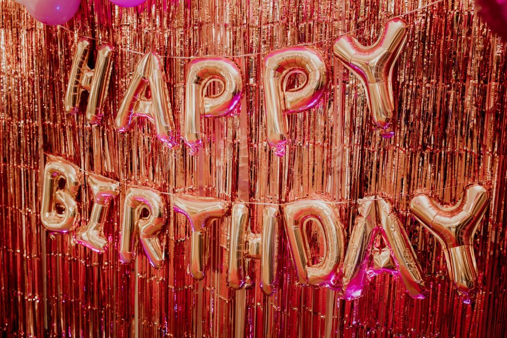 🎉 Dekoracja na 18. urodziny – różowo-złota ścianka balonowa z personalizacją Balony foliowe gwiazda różowe złoto – dekoracja urodzinowa