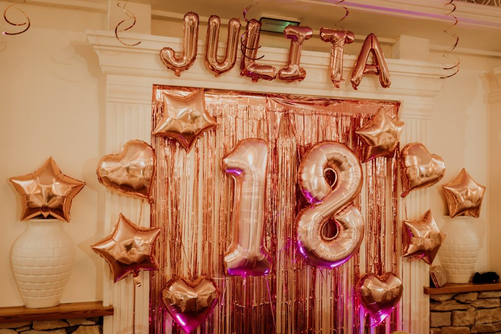 🎉 Dekoracja na 18. urodziny – różowo-złota ścianka balonowa z personalizacją Dekoracja na 18 urodziny – różowo-złota ścianka balonowa z cyfrą 18