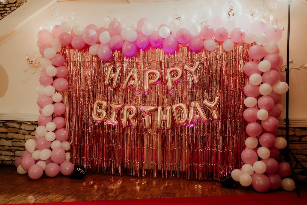 🎉 Dekoracja na 18. urodziny – różowo-złota ścianka balonowa z personalizacją Personalizowana dekoracja na 18 urodziny Julity