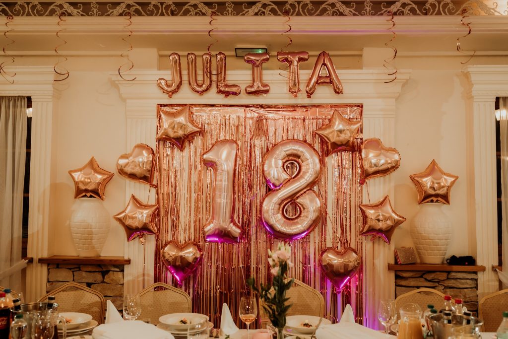 🎉 Dekoracja na 18. urodziny – różowo-złota ścianka balonowa z personalizacją Ścianka balonowa HAPPY BIRTHDAY – dekoracje na osiemnastkę
