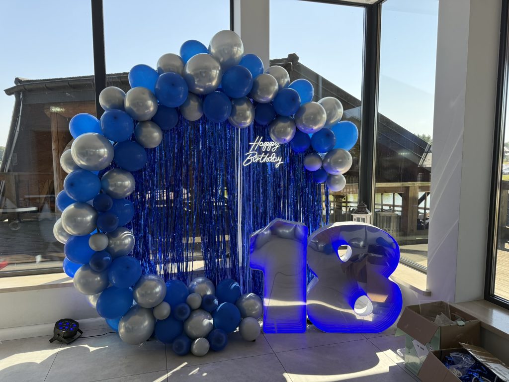 Dekoracja eventowa premium – świecąca cyfra 18 i balonowa aranżacja