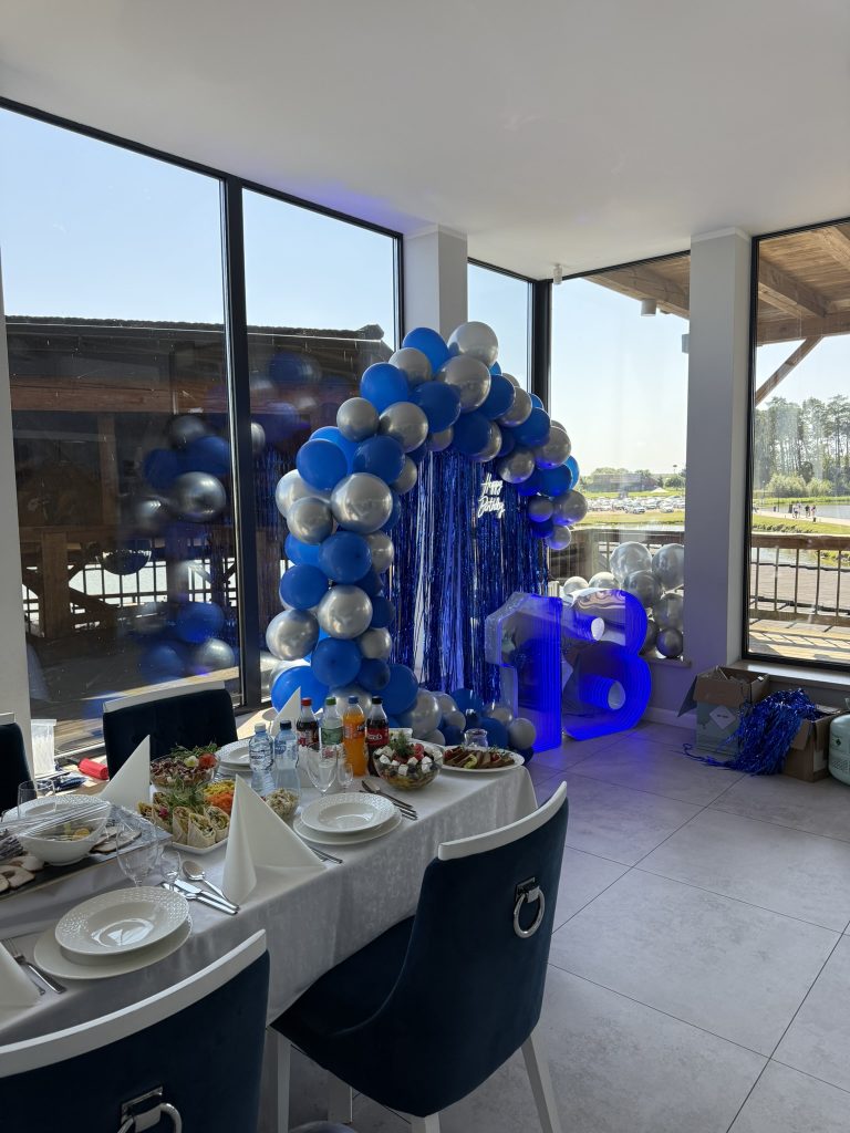 Ścianka balonowa na osiemnastkę z widokiem na wodę – realizacja letnia