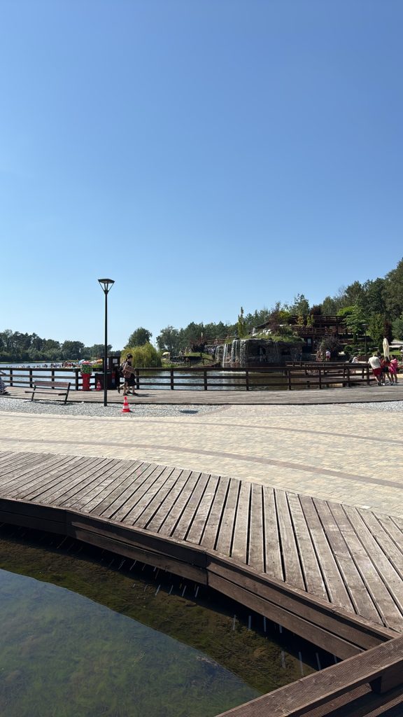 Letnia osiemnastka – niebiesko-srebrna ścianka balonowa z neonem Happy Birthday