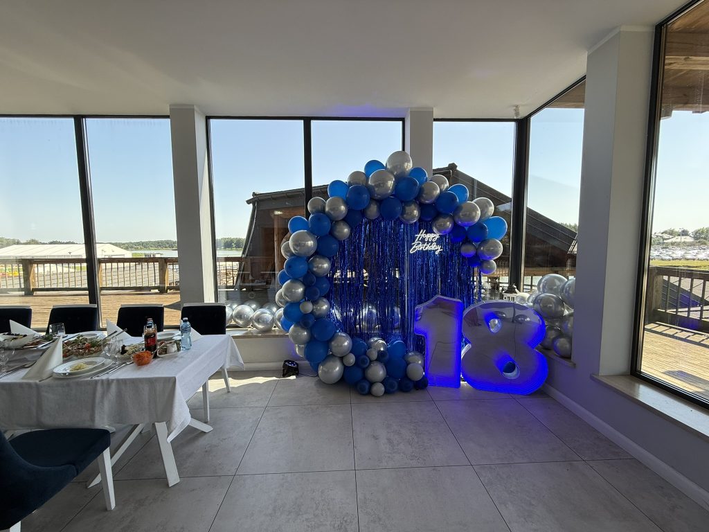 Autorska cyfra 18 LED RGB jako główny element dekoracji urodzinowej