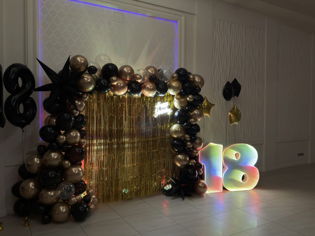 🖤✨ Czarno-złota dekoracja na 18. urodziny – ścianka glamour z cyfrą INFINITY MIRROR Złota ścianka balonowa na 18 urodziny w stylu glamour