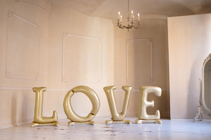 Balon foliowy stojący napis LOVE XXL, 350x114 cm, złoty - obrazek 2